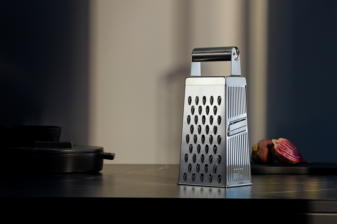 WMF Vierkantreibe Vierkantreibe aus Edelstahl mit schwarzem Griff, seitliche Perspektive, auf einer Küchenarbeitsplatte platziert.