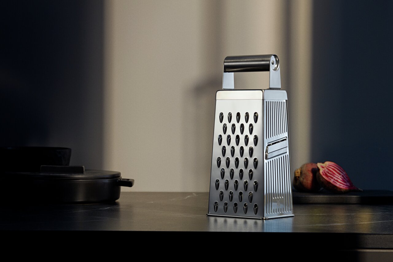 WMF Vierkantreibe Vierkantreibe aus Edelstahl mit schwarzem Griff, seitliche Perspektive, auf einer Küchenarbeitsplatte platziert.