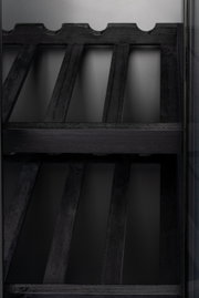 Nahaufnahme eines schwarzen Weinregals aus Holz, von oben betrachtet.