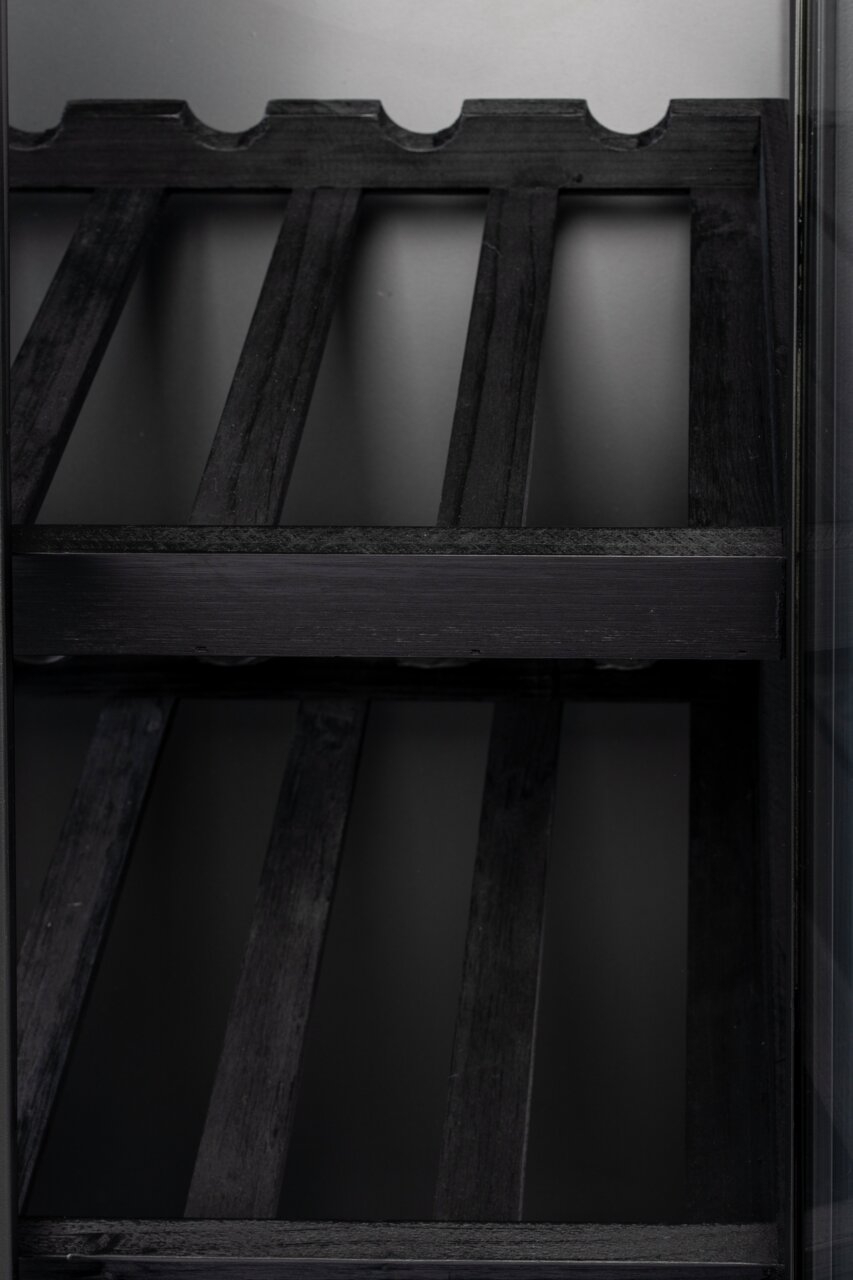 Nahaufnahme eines schwarzen Weinregals aus Holz, von oben betrachtet.