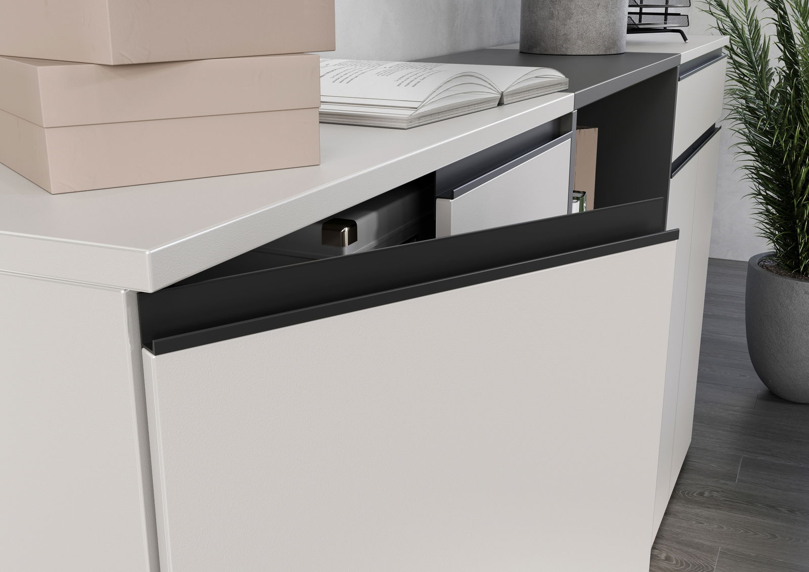 Nahaufnahme eines modernen weißen Aktenschranks mit geöffneten Schubladen, von der Seite betrachtet. Auf der Oberseite befinden sich Bücher und Kartons.