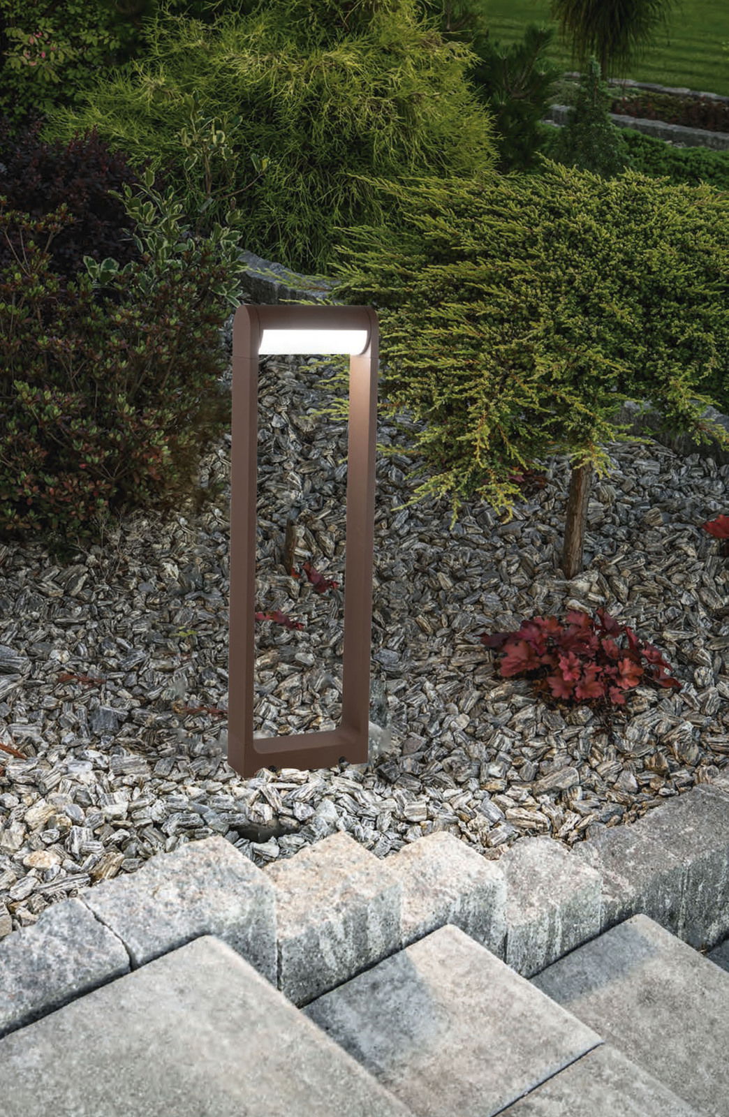 Fabas Luce LED-Pollerleuchte / Wegeleuchte WILD LED-Pollerleuchte in einem Garten, seitliche Perspektive