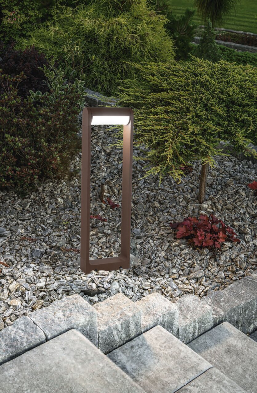 Fabas Luce LED-Pollerleuchte / Wegeleuchte WILD LED-Pollerleuchte in einem Garten, seitliche Perspektive