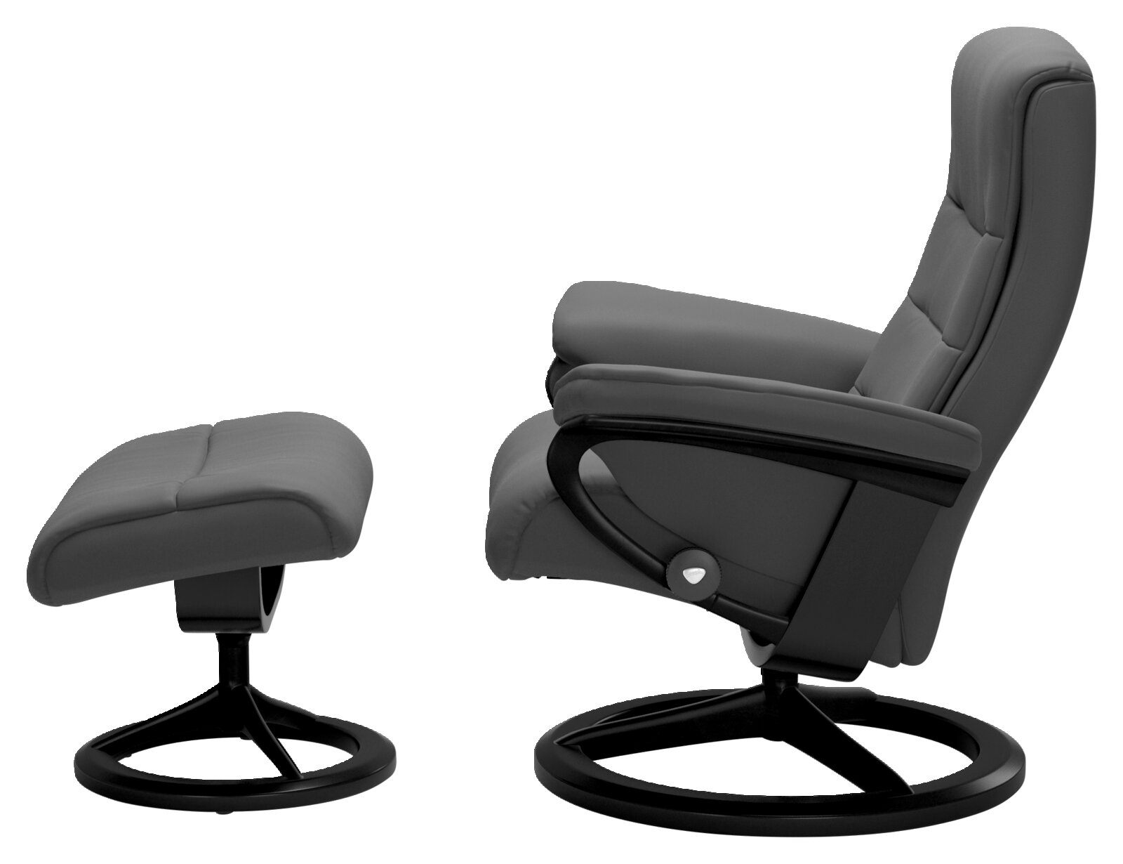 Zijaanzicht van een grijze fauteuil met bijpassende voetenbank op een zwart draaipootonderstel.