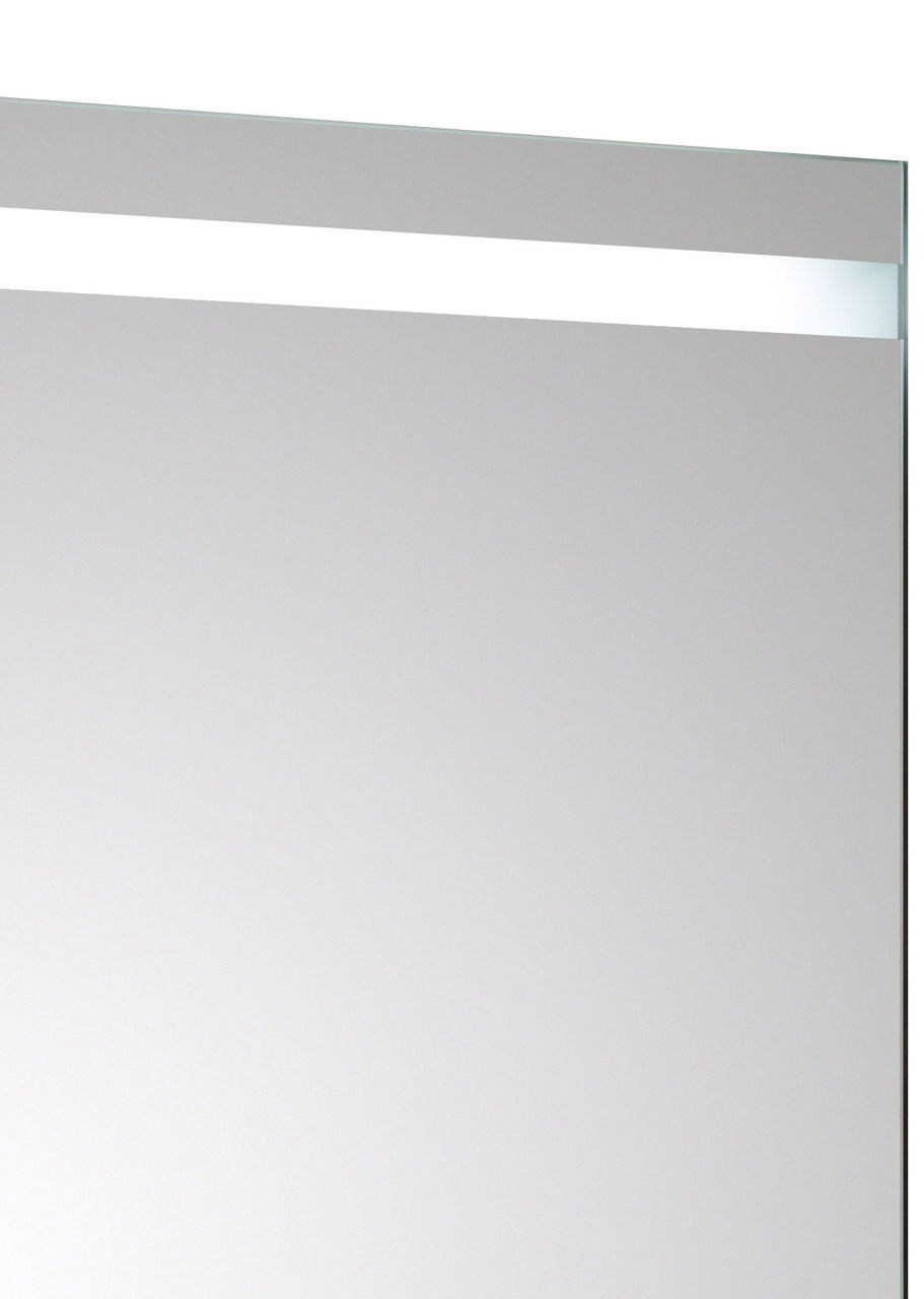 Teilansicht eines modernen Badezimmerspiegels mit integrierter Beleuchtung von oben