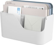 Dokumentenorganizer Inbox aus weißem Kunststoff, gefüllt mit verschiedenen Dokumenten und Umschlägen, seitliche Perspektive.