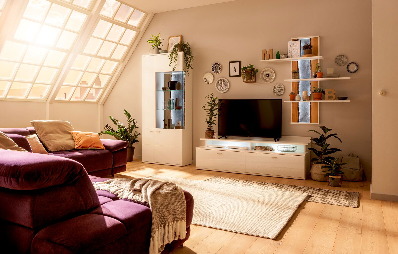 Set one by Musterring Hängepaneel 3-er TACOMA Modernes Wohnzimmer mit Hängepaneel in heller, gemütlicher Atmosphäre, seitliche Perspektive