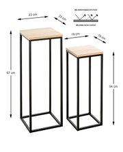 Zwei quadratische Beistelltische/Pflanzenständer im Industrial-Design mit schwarzem Metallgestell und heller Holzplatte mit Melaminharzbeschichtung, gezeigt in schräger Vorderansicht; Maße: groß ca. 23×23×67 cm, klein ca. 19×19×54 cm.