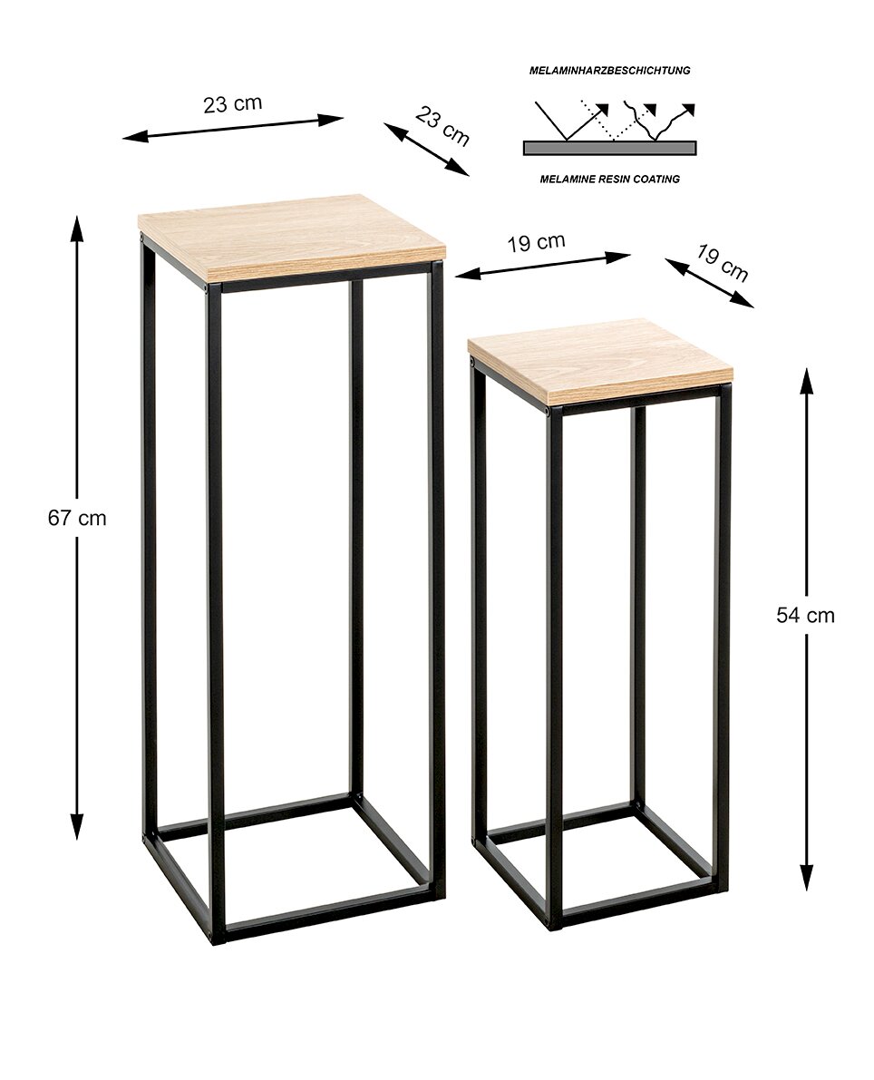 Zwei quadratische Beistelltische/Pflanzenständer im Industrial-Design mit schwarzem Metallgestell und heller Holzplatte mit Melaminharzbeschichtung, gezeigt in schräger Vorderansicht; Maße: groß ca. 23×23×67 cm, klein ca. 19×19×54 cm.