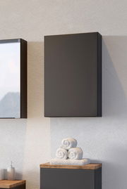 Moderner Hängeschrank in dunkler Farbe, frontal an der Wand montiert, neben einem Spiegel und über einem Regal mit Handtüchern.
