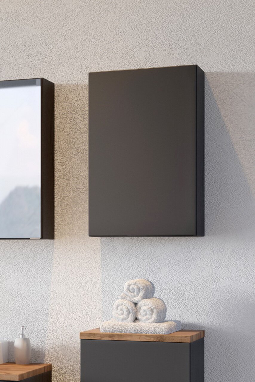 Moderner Hängeschrank in dunkler Farbe, frontal an der Wand montiert, neben einem Spiegel und über einem Regal mit Handtüchern.