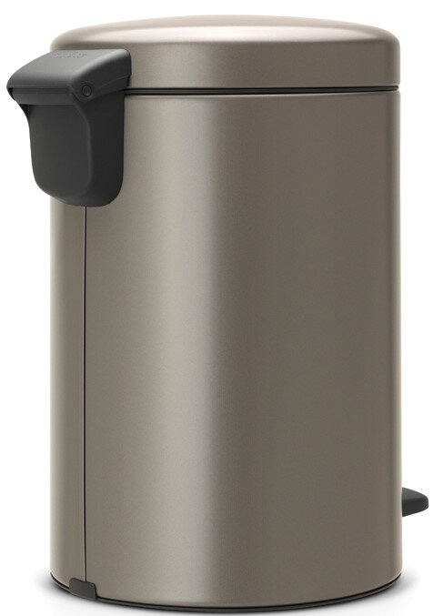 Moderne metalen pedaalemmer in zijaanzicht, met een zwart pedaal en een handgreep op het deksel.