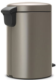 Moderne metalen pedaalemmer in zijaanzicht, met een zwart pedaal en een handgreep op het deksel.