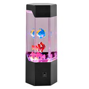 LED-Dekoleuchte in Form eines sechseckigen Aquariums mit bunten, künstlichen Fischen und einem schwarzen Sockel, seitliche Perspektive