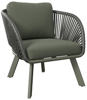 Moderner Loungesessel mit grünem Kissen und geflochtenem Design, seitliche Perspektive