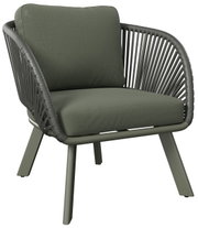 Moderner Loungesessel mit grünem Kissen und geflochtenem Design, seitliche Perspektive