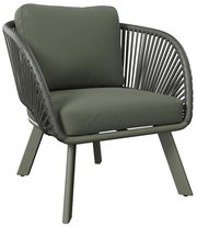 Moderner Loungesessel mit grünem Kissen und geflochtenem Design, seitliche Perspektive