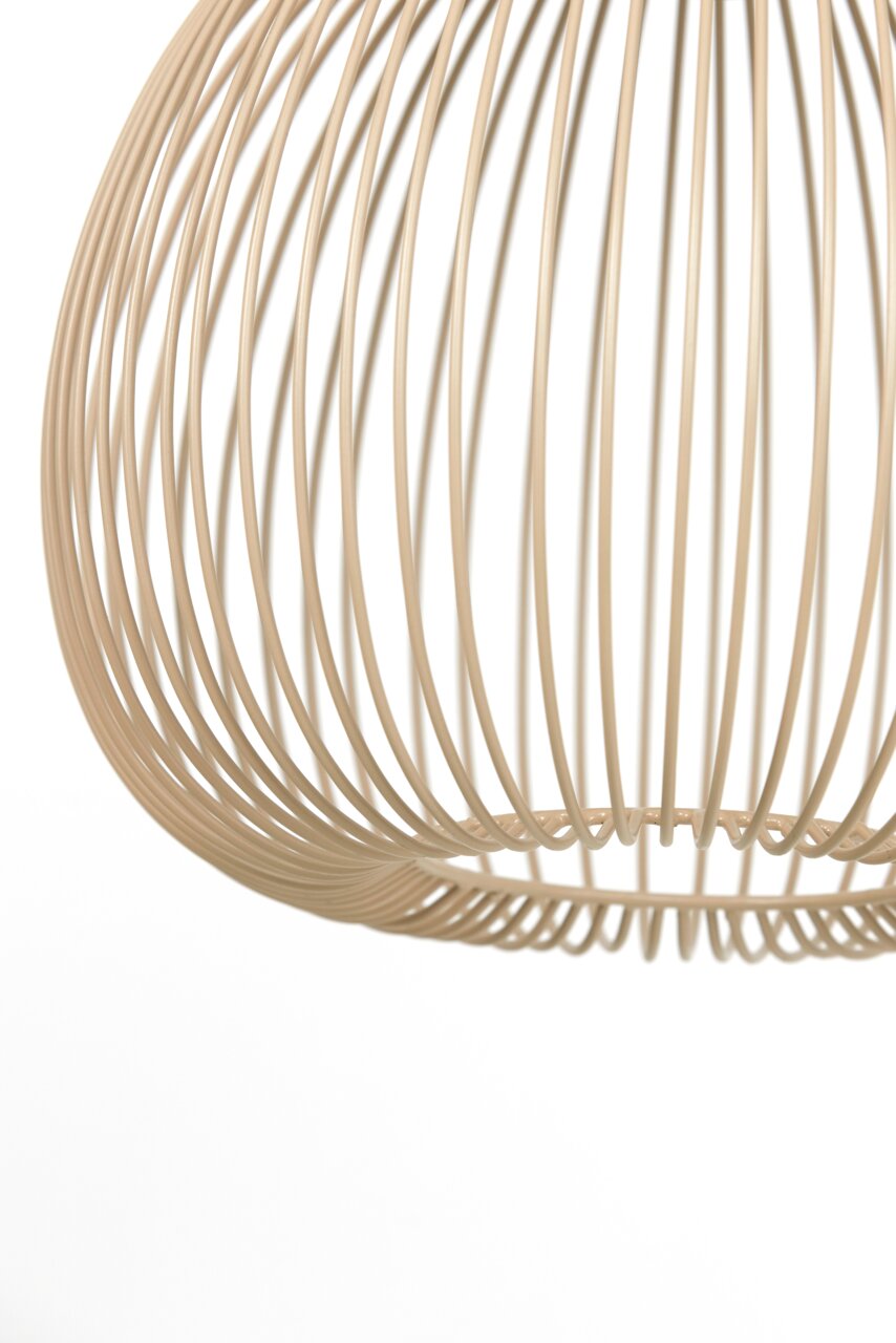 Nahaufnahme einer modernen Hängeleuchte mit einem eleganten, offenen Drahtdesign in Beige, seitliche Perspektive.