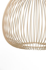 Nahaufnahme einer modernen Hängeleuchte mit einem eleganten, offenen Drahtdesign in Beige, seitliche Perspektive.