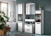 Modernes Badezimmermöbel-Set in Weiß mit Spiegelschrank, Waschtisch-Unterschrank und zwei Hochschränken mit offenen Ablagefächern und LED-Beleuchtung, frontale Perspektive auf die Möbel.