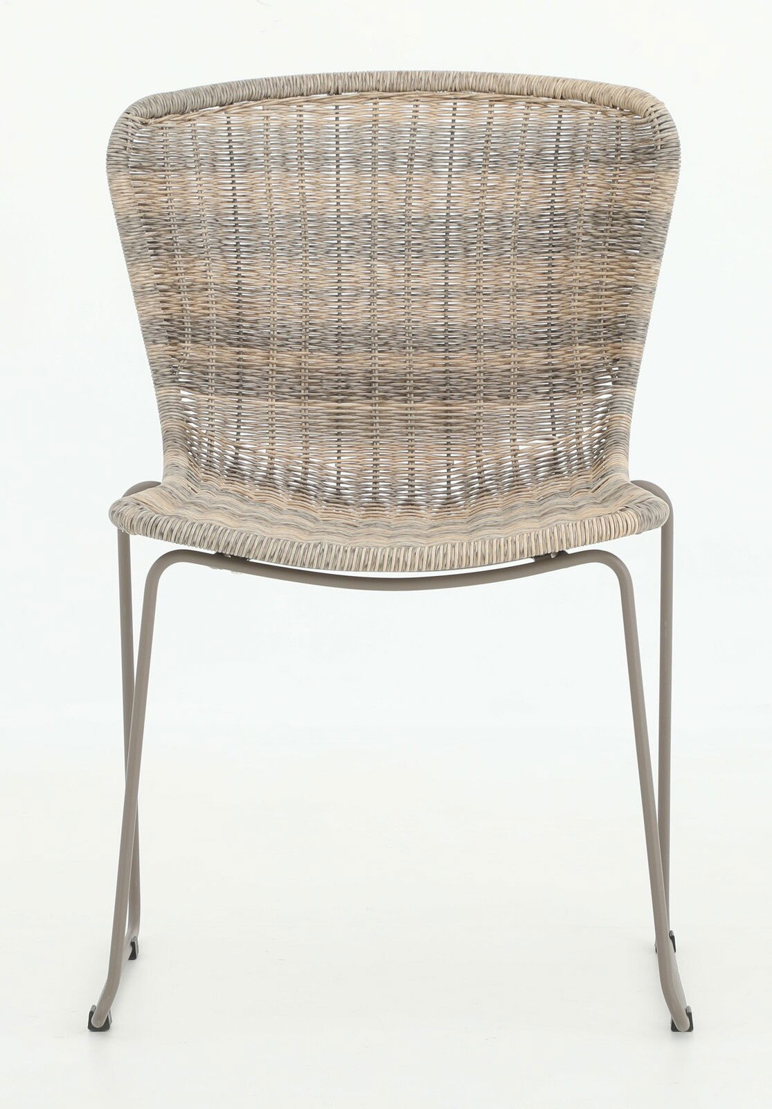 Stapelstuhl aus Rattan mit Metallbeinen, Vorderansicht
