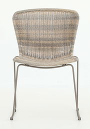 Stapelstuhl aus Rattan mit Metallbeinen, Vorderansicht