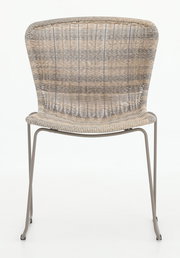 Stapelstuhl aus Rattan mit Metallbeinen, Vorderansicht