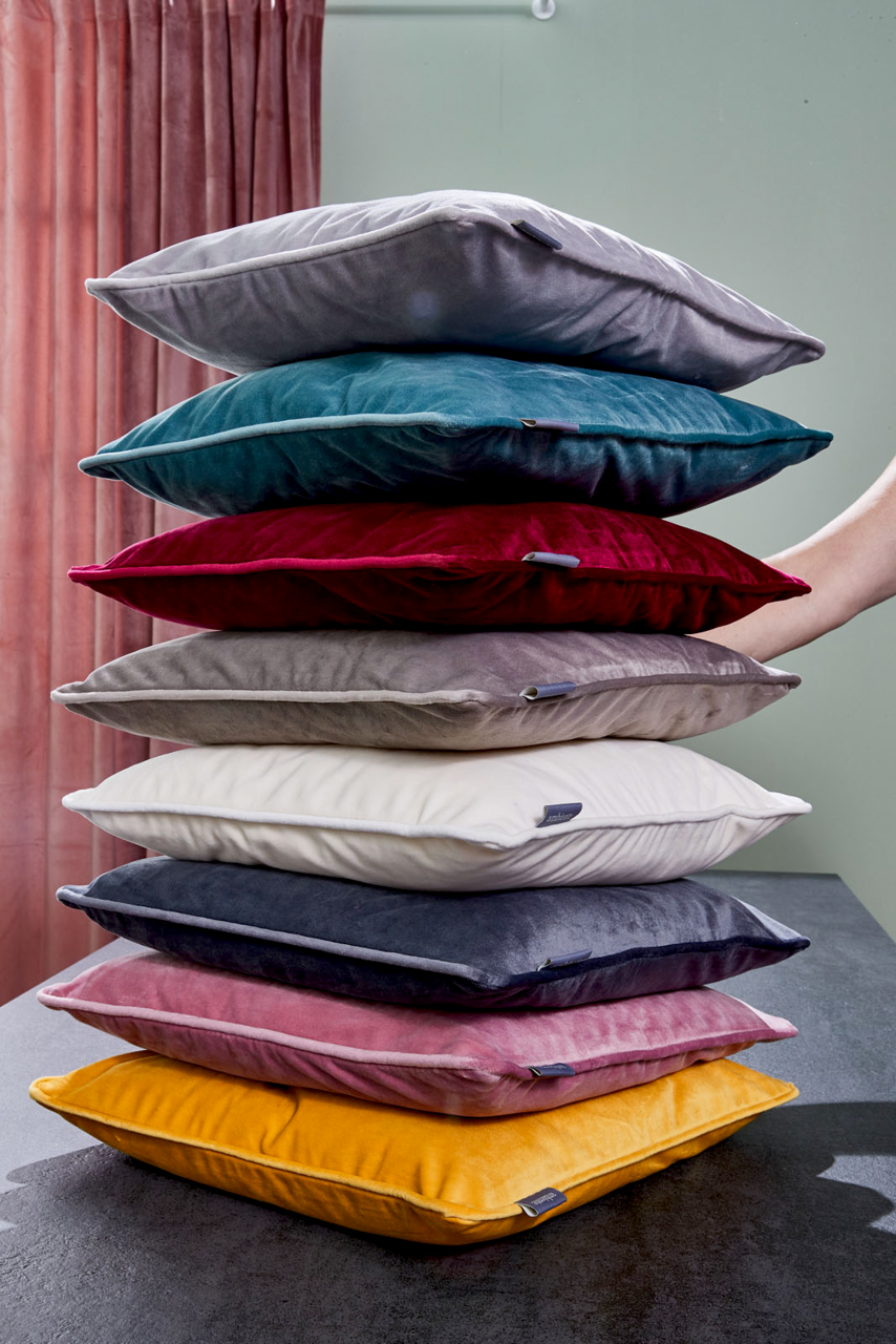 XORA Hängeschuhschrank IDEA SPECIAL-EDITION Moderner Hängeschuhschrank mit zwei Klappen in hellgrünem Hochglanz und Holzoberfläche, seitliche Perspektive