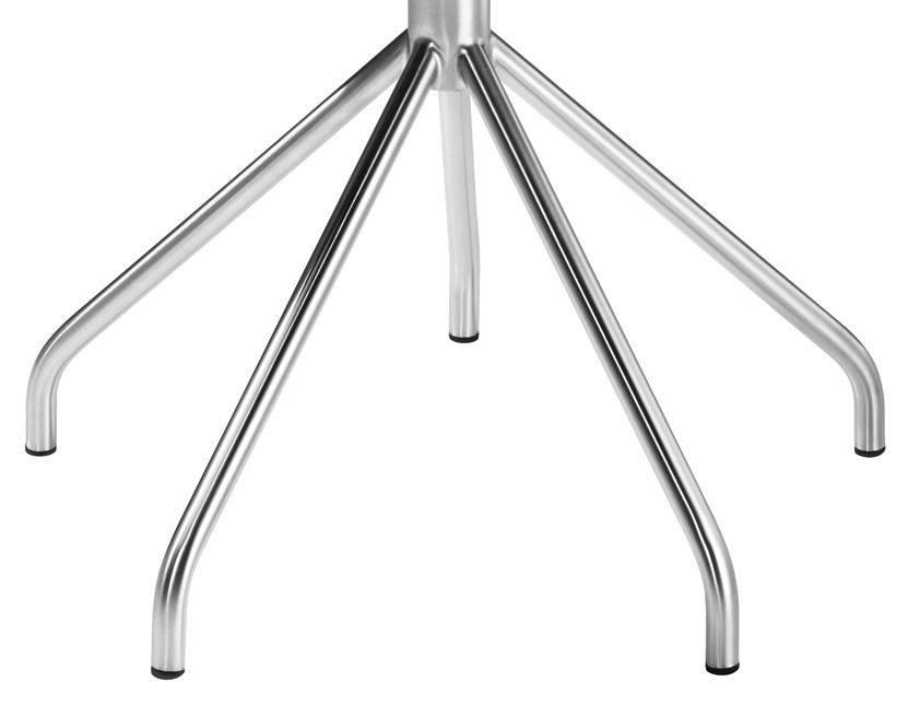 Nahaufnahme der verchromten Metallbeine eines Sessels aus der Vogelperspektive