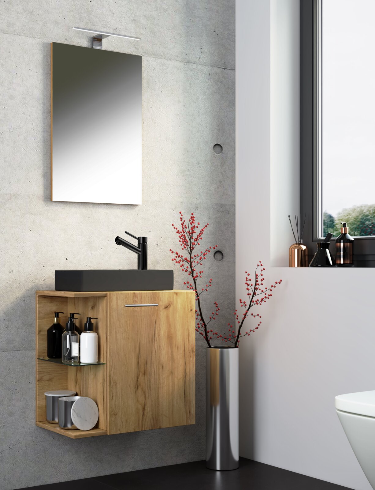 Modernes Badmöbel-Set: wandhängender Waschtischunterschrank in Eiche-Optik mit offenem Regal und Tür, schwarzes Aufsatzwaschbecken mit schwarzer Armatur, darüber rechteckiger Spiegel mit LED-Aufsatzleuchte; Perspektive: frontale Ansicht mit leichter Links