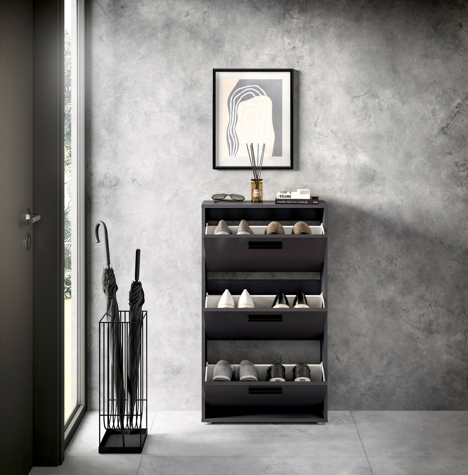 Moderner Schuhkipper mit drei Klappen in einem eleganten Raum, frontal betrachtet.