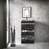 Moderner Schuhkipper mit drei Klappen in einem eleganten Raum, frontal betrachtet.