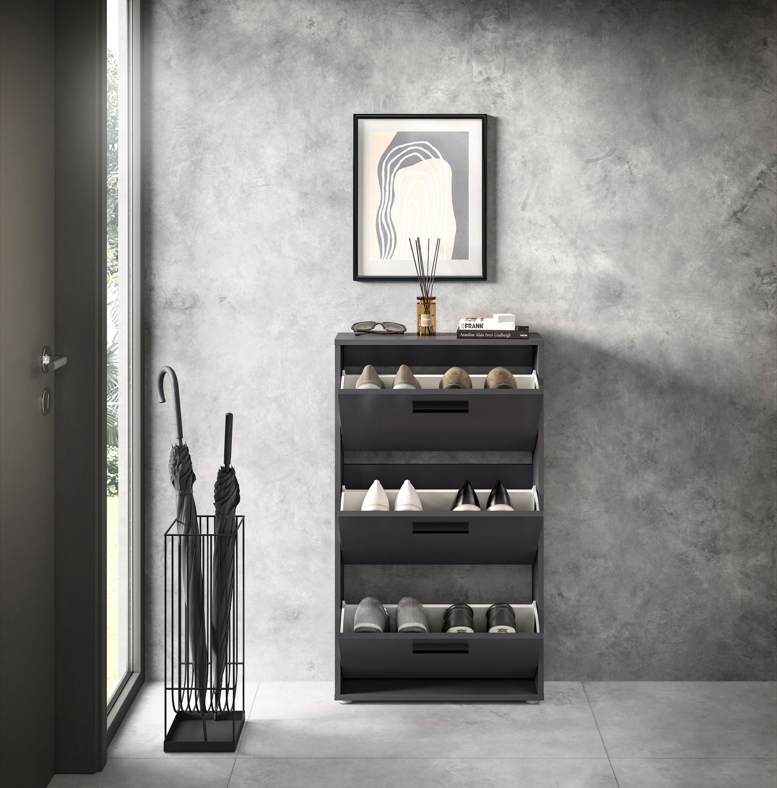 Moderner Schuhkipper mit drei Klappen in einem eleganten Raum, frontal betrachtet.