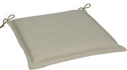 Beiges, quadratisches Sitzkissen mit Bindebändern an den Ecken, in schräger Draufsicht vor weißem Hintergrund