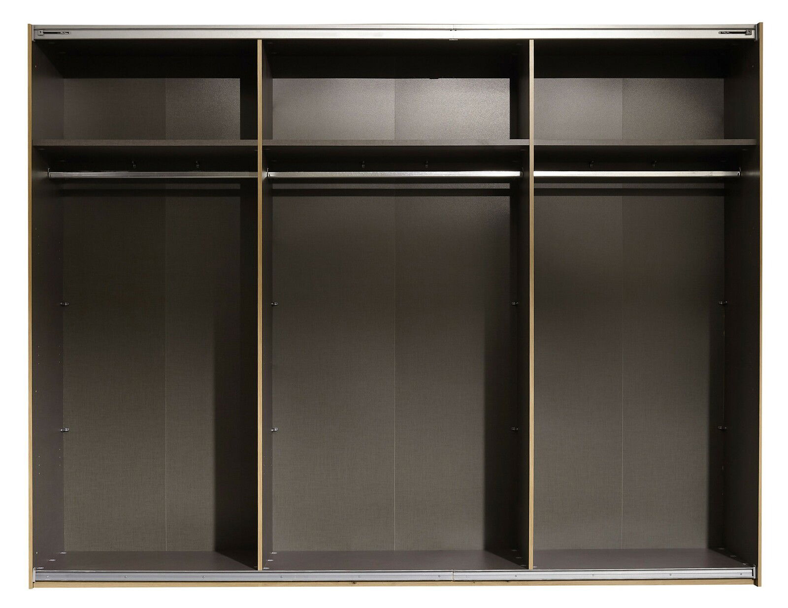 Innenansicht eines dreiteiligen Schwebetürenschranks mit Kleiderstangen und Ablagefächern, frontal betrachtet.