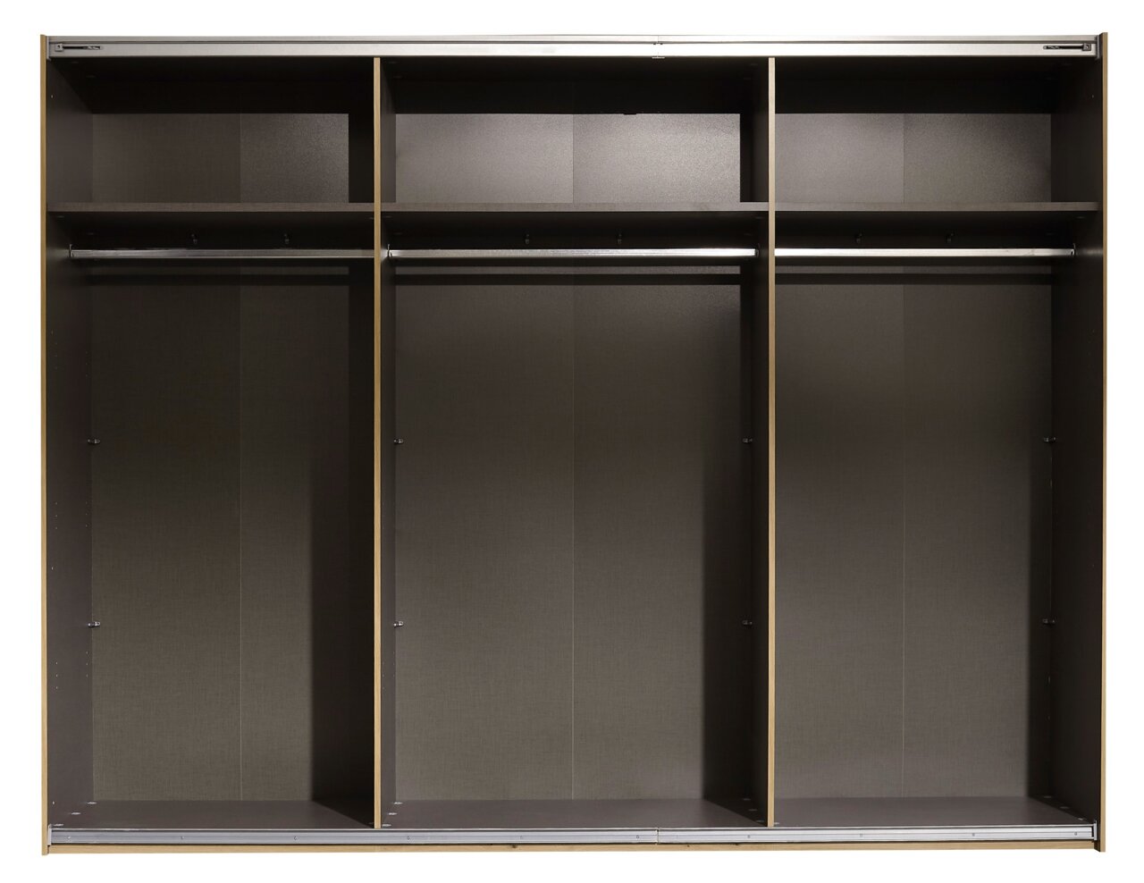 Innenansicht eines dreiteiligen Schwebetürenschranks mit Kleiderstangen und Ablagefächern, frontal betrachtet.