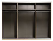 Innenansicht eines dreiteiligen Schwebetürenschranks mit Kleiderstangen und Ablagefächern, frontal betrachtet.