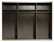 Innenansicht eines dreiteiligen Schwebetürenschranks mit Kleiderstangen und Ablagefächern, frontal betrachtet.