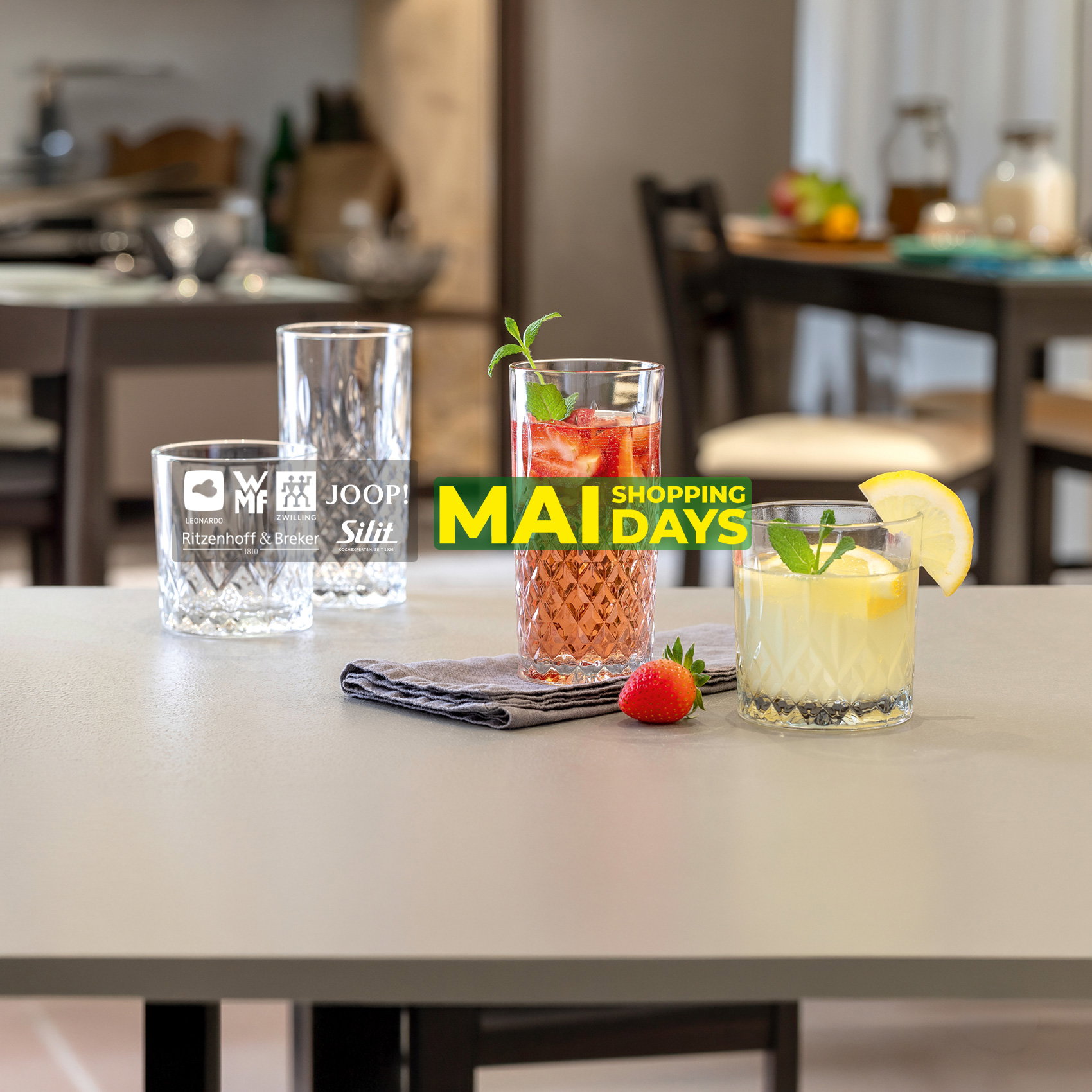 Stilvolle Gläser mit Sommerdrinks auf Tisch bei MAI Shopping Days mit Markenangeboten für den Haushalt.