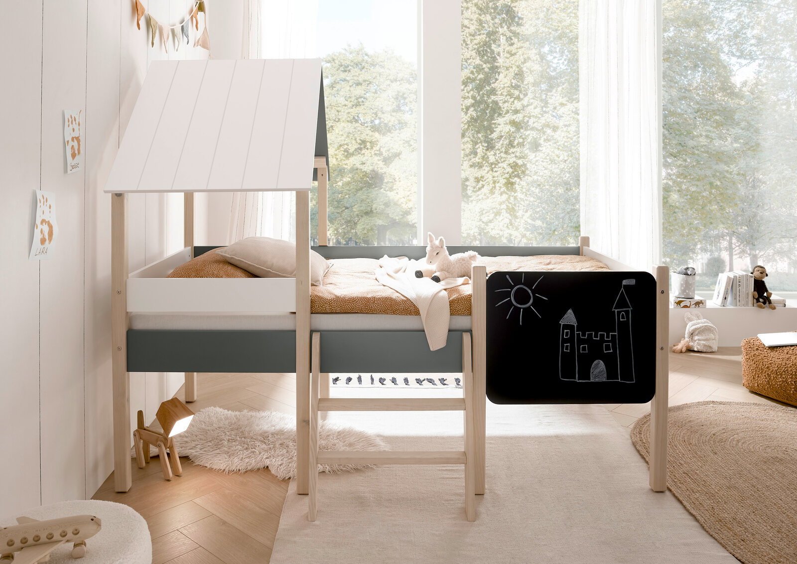 Hausbett für Kinder mit Dach und Tafel, seitliche Perspektive