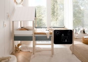 Hausbett für Kinder mit Dach und Tafel, seitliche Perspektive
