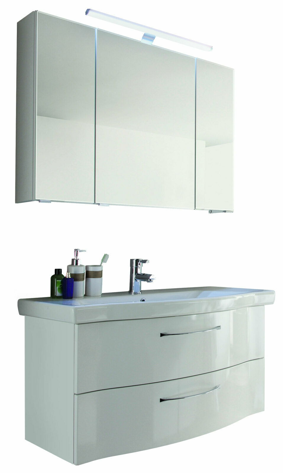 Moderne Badkombination mit Spiegelschrank und Waschbeckenunterschrank, frontal betrachtet.