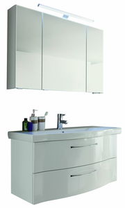 Moderne Badkombination mit Spiegelschrank und Waschbeckenunterschrank, frontal betrachtet.
