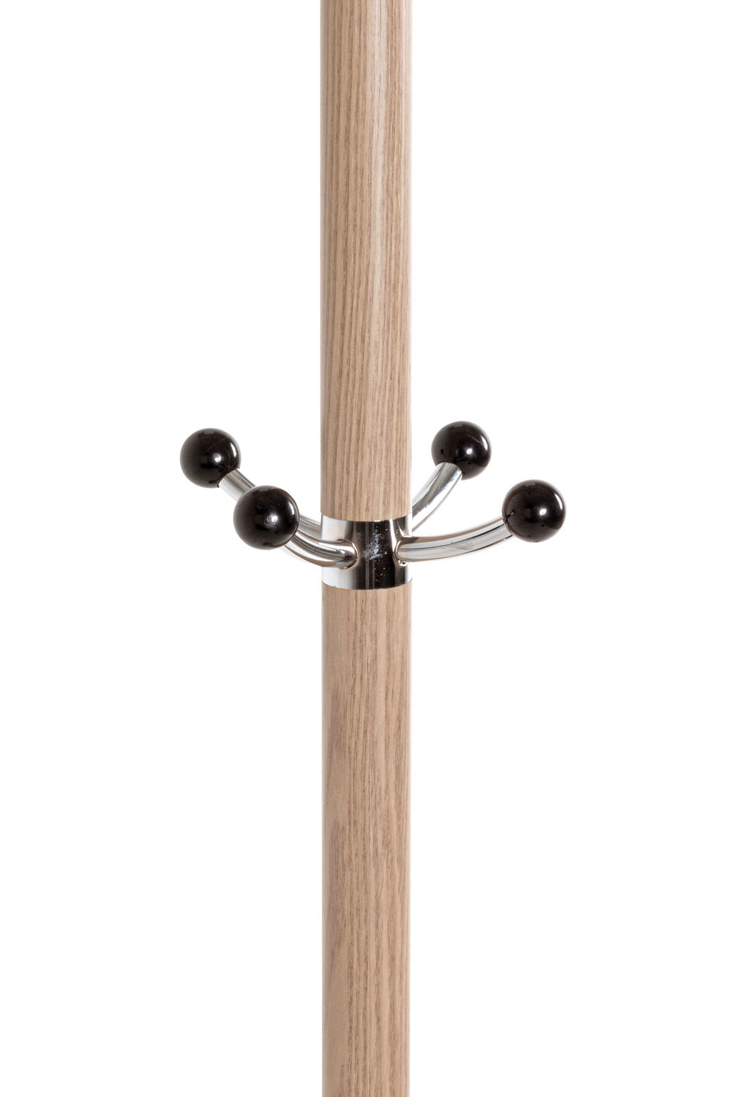 Nahaufnahme eines Garderobenständers mit Holzoptik und schwarzen Haken aus Metall.