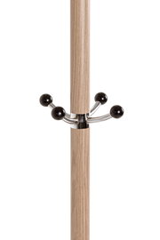 Nahaufnahme eines Garderobenständers mit Holzoptik und schwarzen Haken aus Metall.