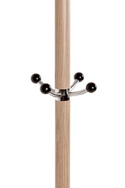 Nahaufnahme eines Garderobenständers mit Holzoptik und schwarzen Haken aus Metall.