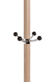 Nahaufnahme eines Garderobenständers mit Holzoptik und schwarzen Haken aus Metall.