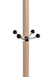 Close-up van een kapstok met houtlook en zwarte metalen haken.