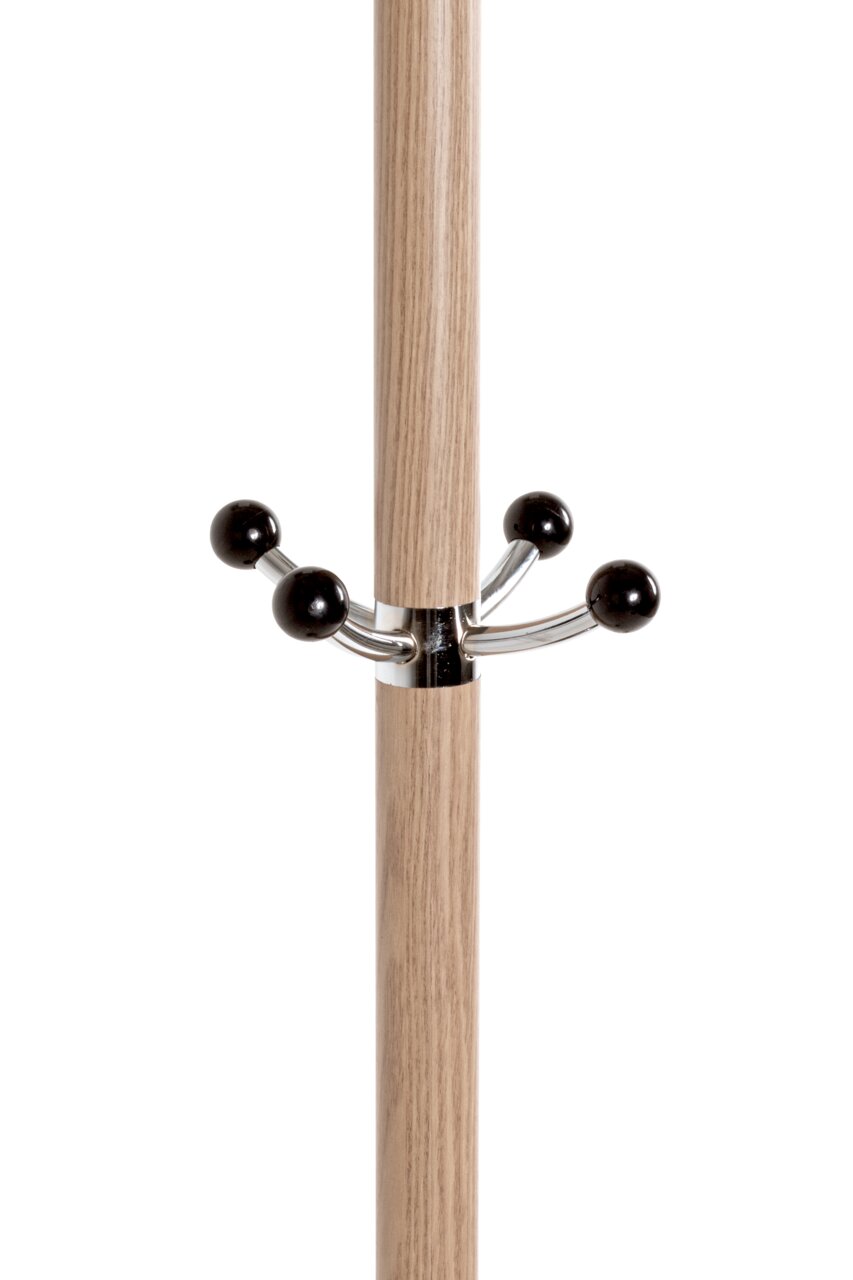 Close-up van een kapstok met houtlook en zwarte metalen haken.