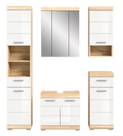 Badkombination bestehend aus einem hohen Schrank, einem Spiegelschrank, einem kleinen Schrank, einem Waschbeckenunterschrank und einem weiteren Schrank, alle in Holzoptik mit weißen Fronten, frontal abgebildet.
